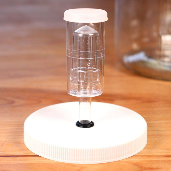 Airlock on the plastic lid