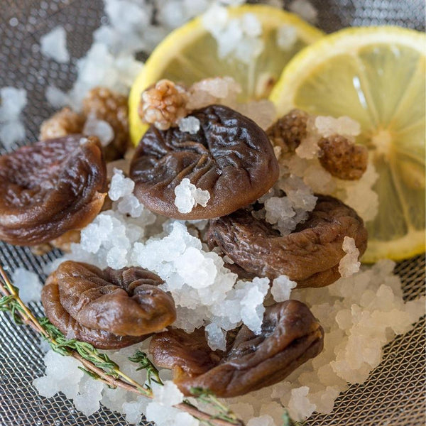Water kefir grains with figs & lemon slices