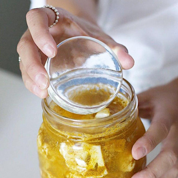 Adding weight on fermented veggies jar