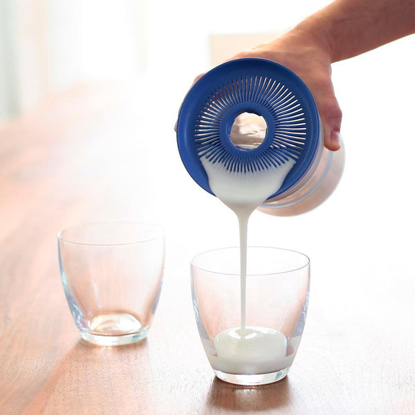 Pouring milk kefir from Kefirko with the filter lid